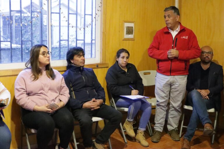 ALCALDE SE REUNE CON VECINOS DE POBLACION MIGUEL ZERENE