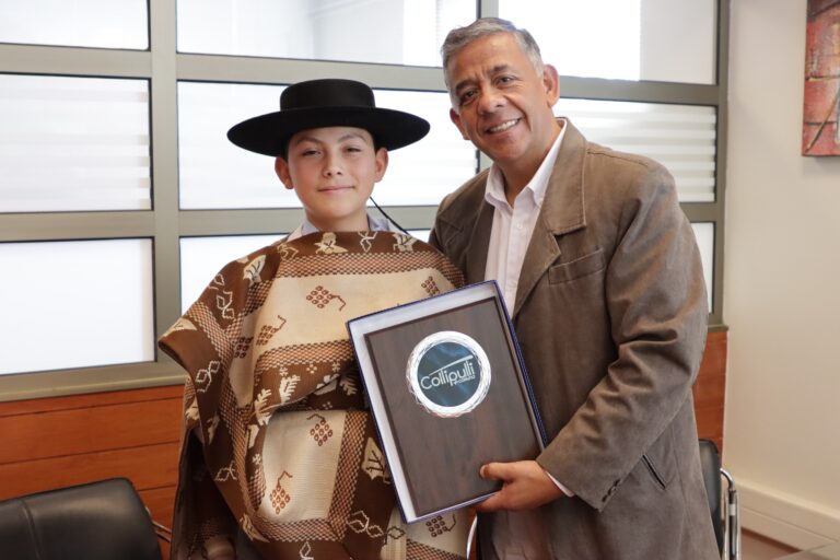 ALCALDE SE REÚNE CON JÓVEN COLLIPULLENSE QUE PARTICIPÓ DEL CAMPEONATO NACIONAL DE RODEO