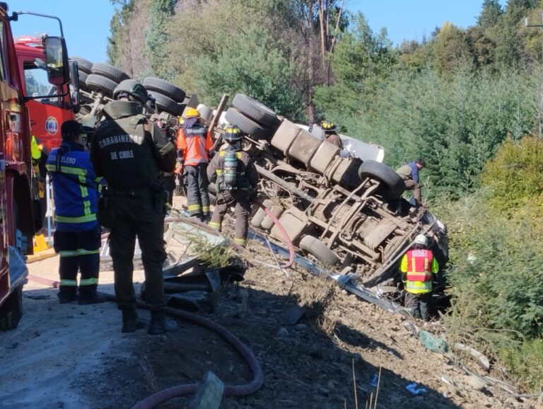 ACCIDENTE EN RUTA 5: FALLECE CONDUCTOR DE CAMION ATRAPADO ENTRE LOS FIERROS RETORCIDOS DE SU MAQUINA