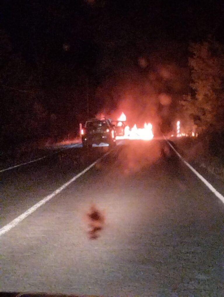 QUEMAN CAMIONETA EN RUTA A PEMEHUE