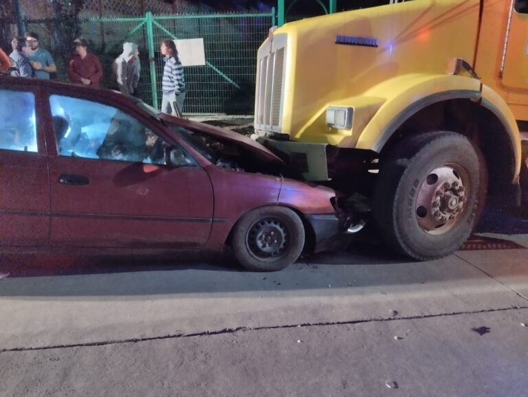 UN HERIDO EN VIOLENTO CHOQUE DE AUTOMOVIL CON CAMION ESTACIONADO