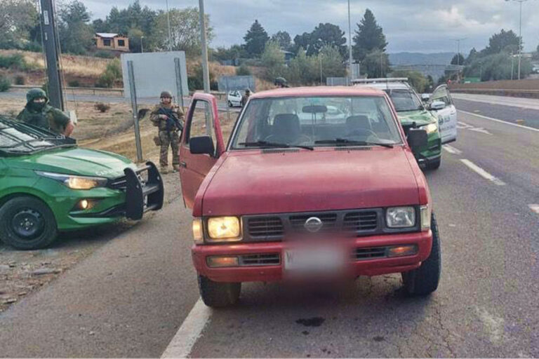 CINCO DETENIDOS QUE TRIPULABAN CAMIONETA ENCARGADA POR ROBO