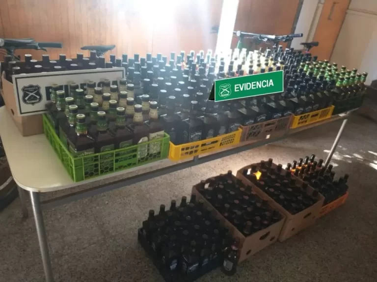 Tres detenidos y más de 300 botellas de whisky deja control policial