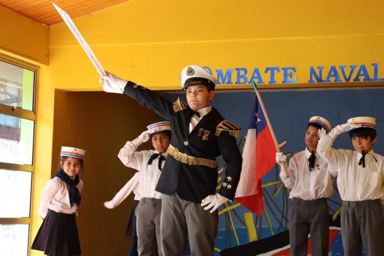 ESCOLARES  RECORDARON A LOS HEROES DE IQUIQUE