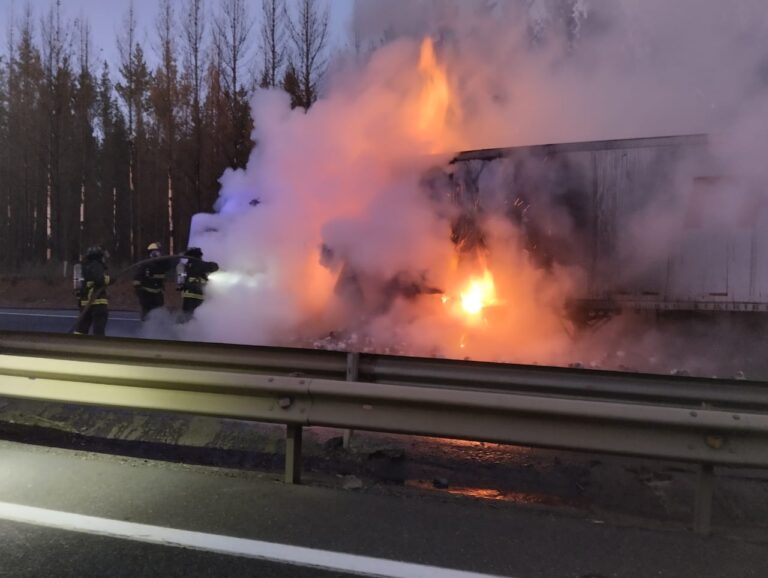 INCENDIAN CAMION EN RUTA 5