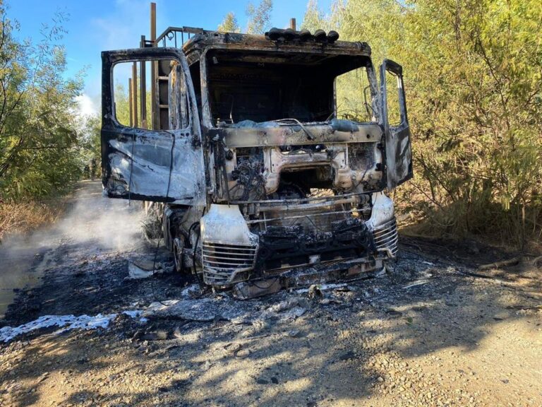TRES CAMIONES DESTRUIDOS EN ACCION VANDALICA