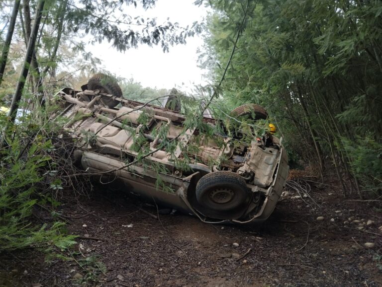 DOS LESIONADOS EN VOLCAMIENTO DE CAMIONETA