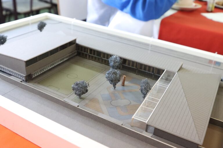 ESCUELA RECIBE MAQUETA DE LO QUE SERA SU NUEVO EDIFICIO