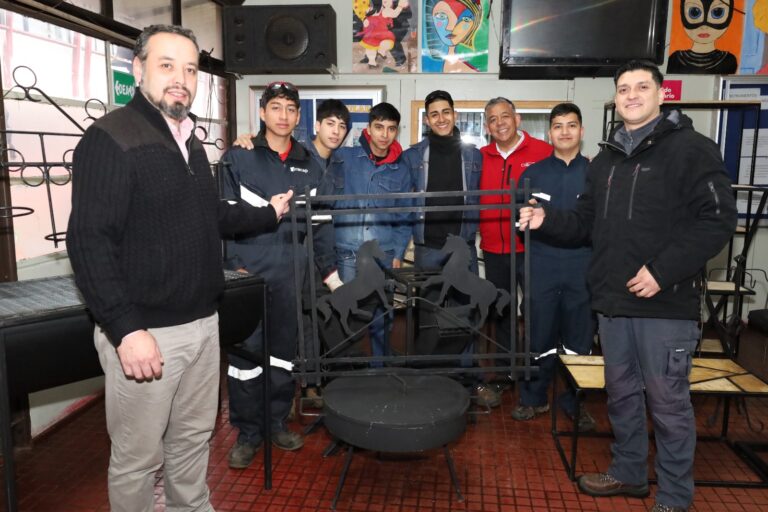 ALUMNOS DE LA ESPECIALIDAD DE ESTRUCTURAS METÁLICAS EXHIBEN LOGROS