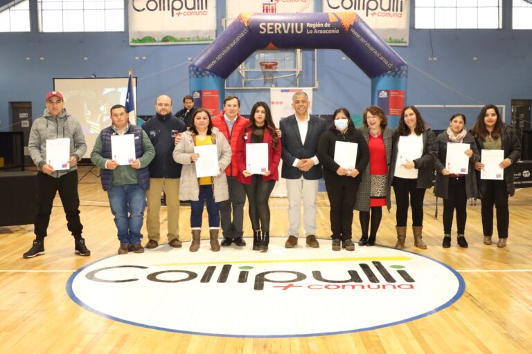 FAMILIAS DE PROYECTO DE ERRADICACIÓN RECIBEN SUS ESCRITURAS