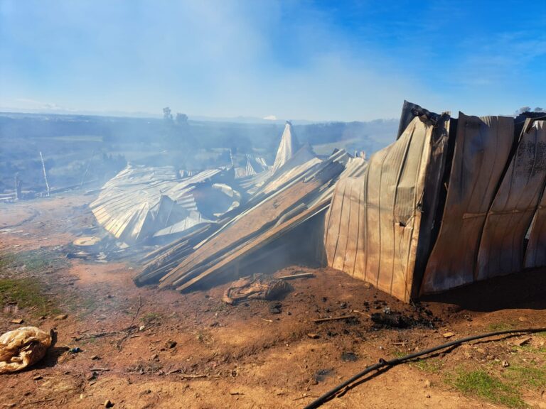Seis damnificados tras incendio en Loncomahuida