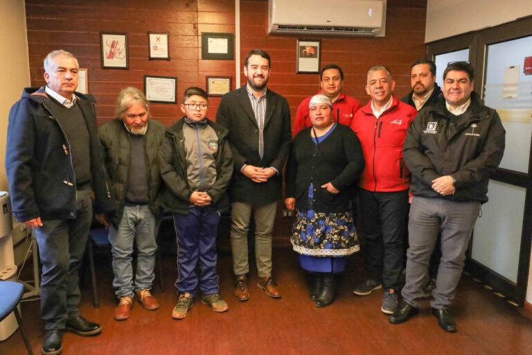 AUTORIDADES SE REUNEN CON COMUNIDAD EDUCATIVA MIGUEL HUENTELEN
