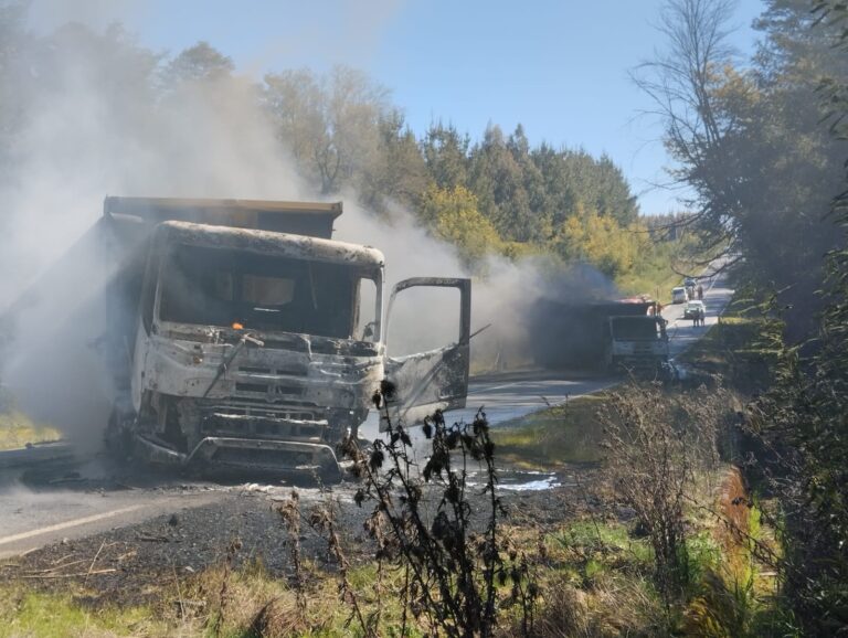 ATAQUE INCENDIARIO EN COLLIPULLI DESTRUYE VEHÍCULOS DE TRANSPORTE DE MATERIAL PÉTREO