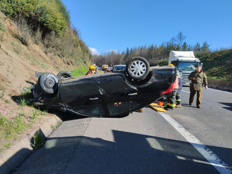 SEIS LESIONADOS TRAS VOLCAMIENTO DE AUTOMOVIL