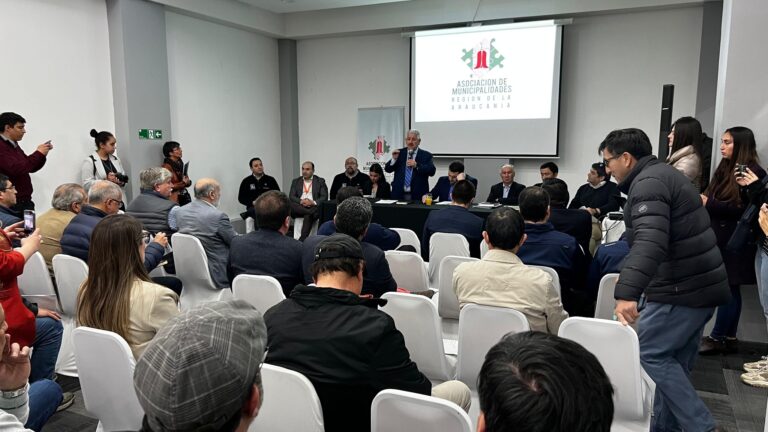 AMRA Y GOBERNADOR DE LA ARAUCANÍA SE REUNEN CON ALCALDES