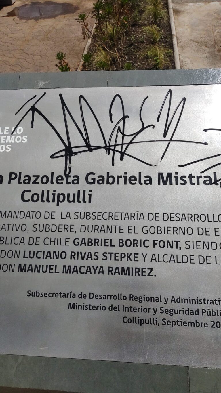 NUEVA  PLAZOLETA GABRIELA MISTRAL: UN INCIDENTE DE RAYADO EN LA PLACA