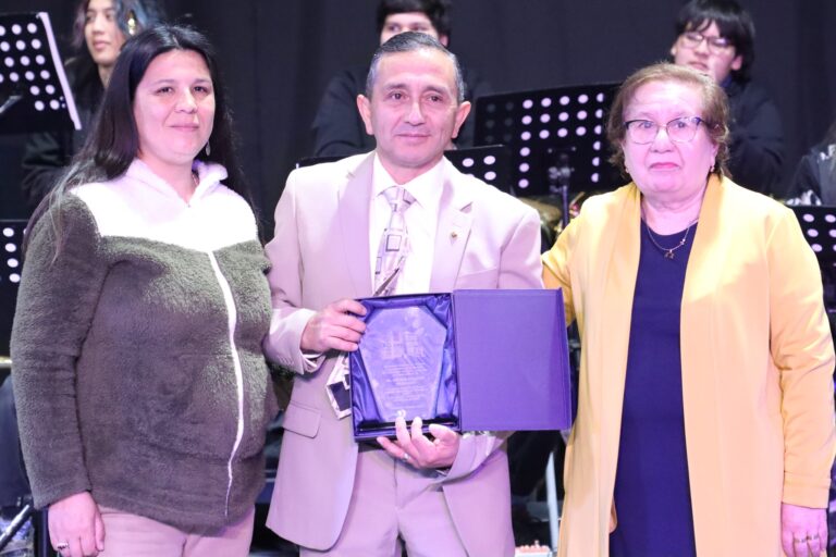 COLLIPULLI RINDE HOMENAJE A SUS PROFESORES Y ASISTENTES DE LA EDUCACIÓN EN   EMOTIVA CEREMONIA