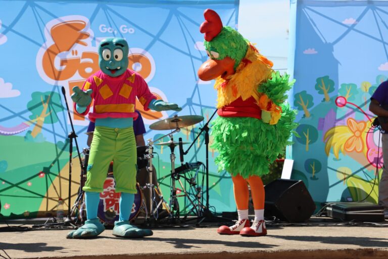 CIENTOS DE NIÑOS Y NIÑAS DISFRUTAN DEL SHOW INFANTIL DEL «GALLO PIPE» EN COLLIPULLI