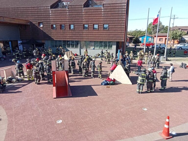 EXITOSOS CURSOS    PARA BOMBEROS DICTADOS POR OFICIALES NORTEAMERICANOS