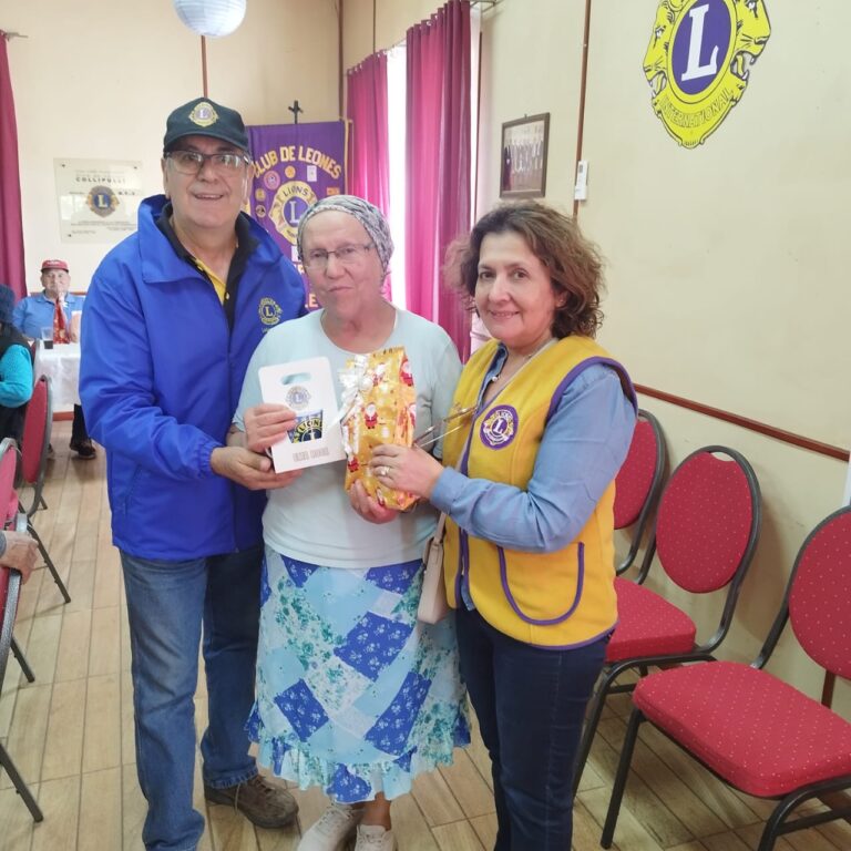 Tarde Navideña Inolvidable para los Adultos Mayores del Hogar de Cristo gracias al Club de Leones de Collipulli