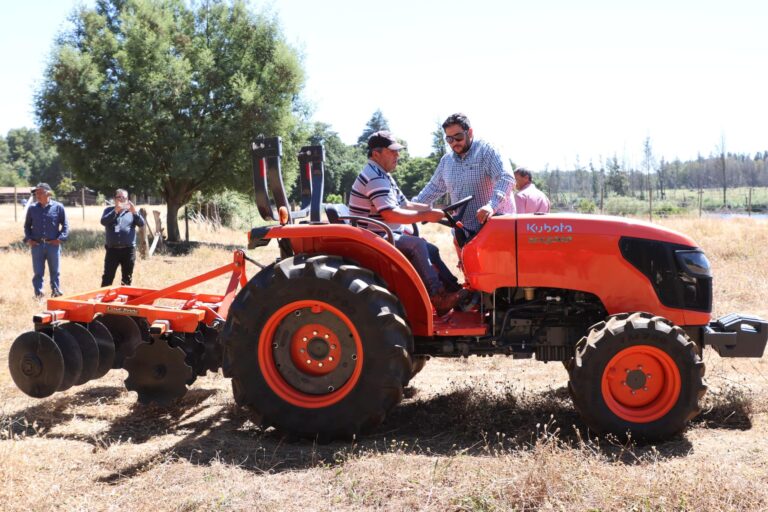 ENTREGAN  TRACTOR AGRÍCOLA PARA SECTOR CANADA Y EL CATORCE