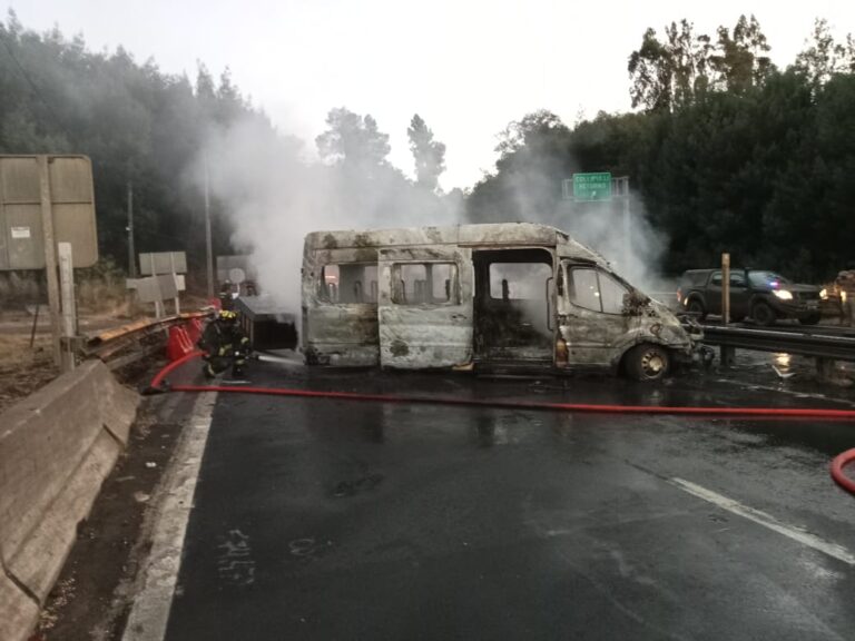 EN ACCESO AL VIADUCTO DEL MALLECO SE INCENDIA FURGON