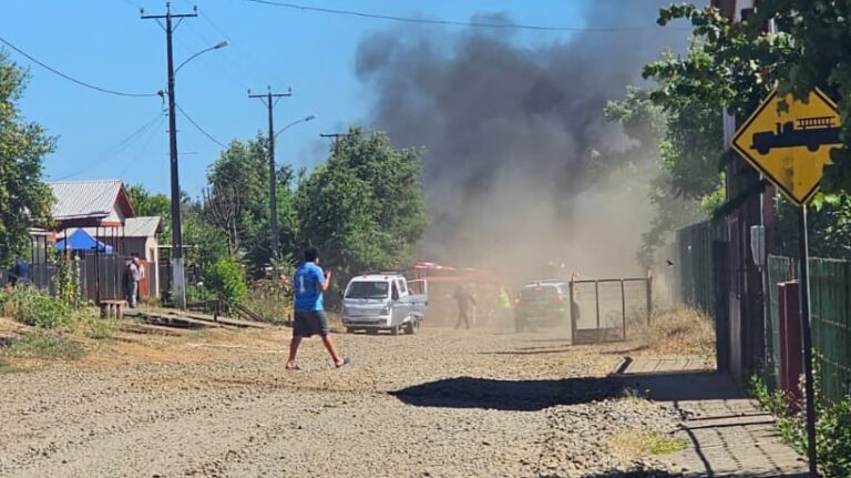 ATAQUE INCENDIARIO QUEMA DOS CAMIONES MUNICIPALES