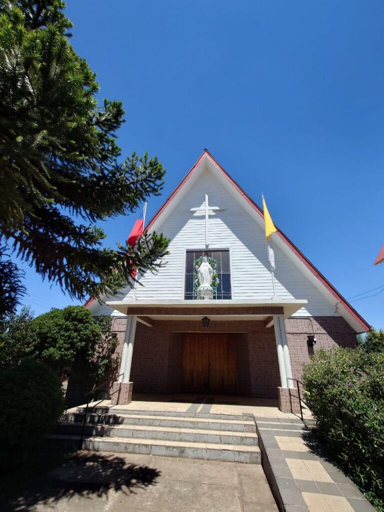 MONS. JORGE CONCHA CAYUQUEO LIDERA BENDICIÓN DE OBRAS EN LA PARROQUIA, ACOMPAÑADO POR EL PÁRROCO MISAEL REYES LILLO