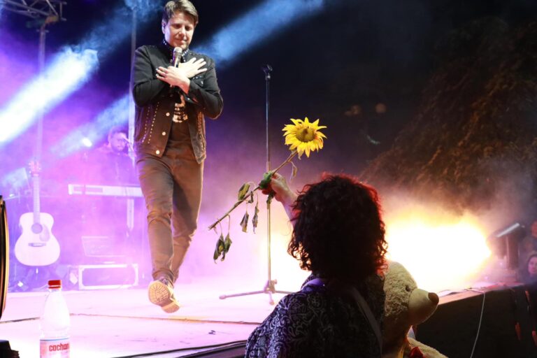 ESPLENDOR EN EL DÍA DEL AMOR: COLLIPULLI CELEBRA CON MÚSICA Y EMOCIÓN