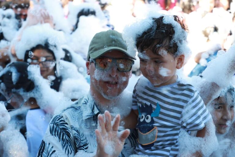 GRANDES Y CHICOS DISFRUTARON DE LA FIESTA DE LA ESPUMA Y BURBUJAS
