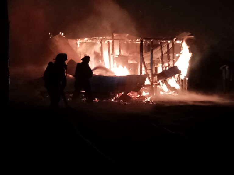 INCENDIO DESTRUYE VIVIENDA EN SECTOR VICTORIA UNIDA