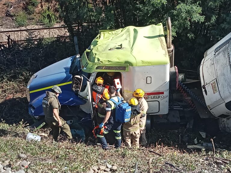 GRAVE CONDUCTOR TRAS VOLCAMIENTO DE CAMIÓN