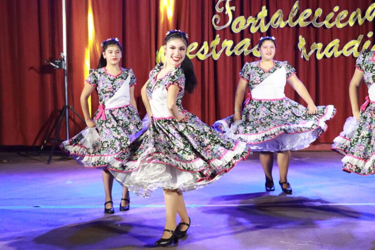 ESCUELA DE DANZAS Y BAILES FOLCLÓRICOS SEMILLITAS OFRECIÓ GRAN EVENTO