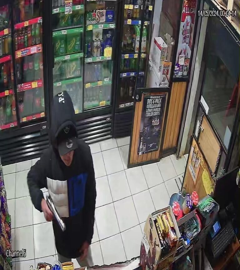 SUJETOS ARMADOS ROBAN EN COMERCIO