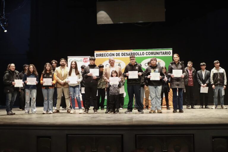 MUNICIPALIDAD DE COLLIPULLI ENTREGA IMPORTANTES BECAS A DEPORTISTAS LOCALES