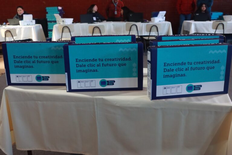 JUNAEB ENTREGO 275 COMPUTADORES A ESCOLARES DE LA COMUNA