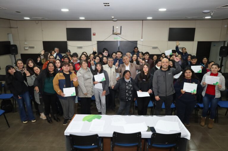 CMPC ENTREGA BECAS A ESTUDIANTES RURALES