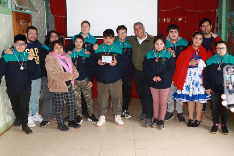 FELICITAN A ALUMNOS-DEPORTISTAS DE ESCUELA ERICO HORNUNG