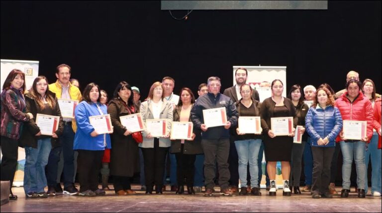 EN CEREMONIA DESARROLLADA EN EL TEATRO MUNICIPAL DE COLLIPULLI SE ENTREGARON RECURSOS A MEDIANOS PRODUCTORES DE MALLECO