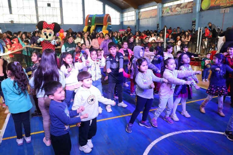 CIENTOS DE NIÑOS Y NIÑAS DISFRUTARON AYER DE SU DIA