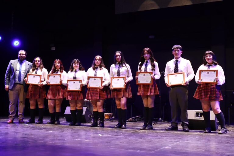 77 JÓVENES DEL COMPLEJO EDUCACIONAL DE COLLIPULLI CELEBRAN SU EGRESO DE ENSEÑANZA MEDIA