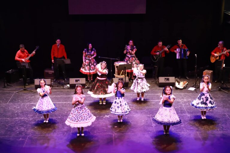 CLUB DE CUECA LOS CONFINES CELEBRA 50 AÑOS CON EMOTIVA PRESENTACIÓN EN COLLIPULLI