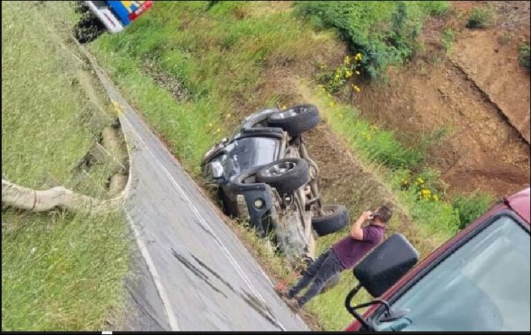 LESIONADOS EN VOLCAMIENTO DE CAMIONETA