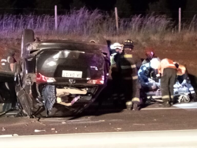CUATRO LESIONADOS TRAS VOLCAMIENTO DE VEHICULO EN RUTA 5