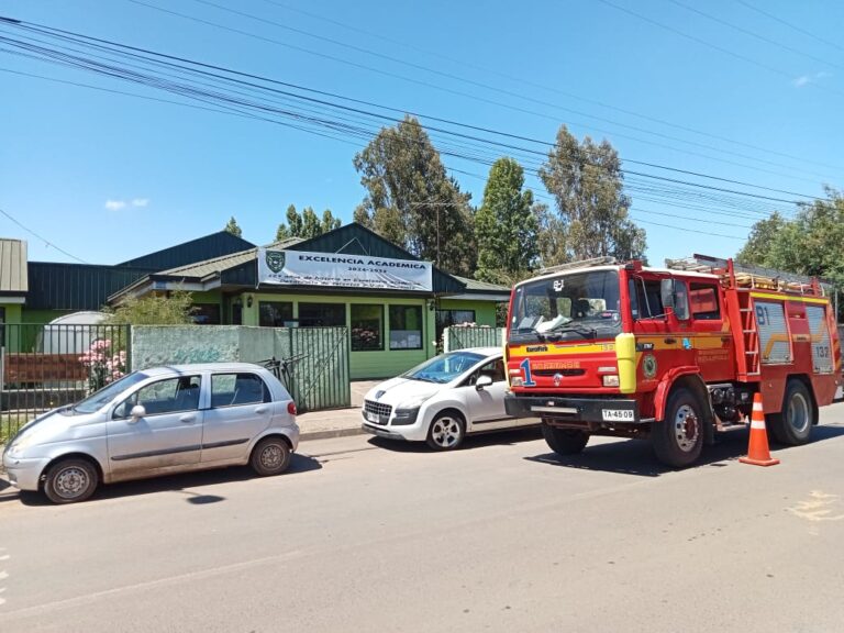 Bomberos acude a escuela por olores nauseabundos provenientes del alcantarillado