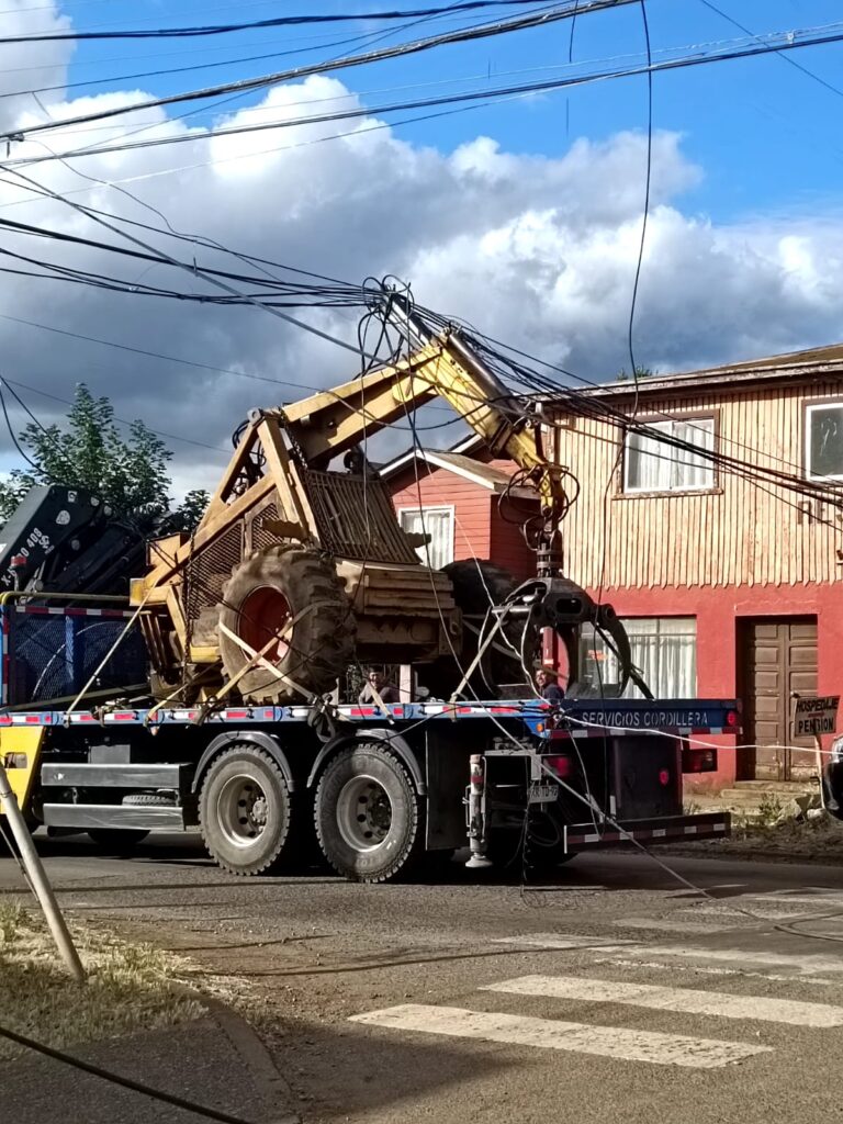 CAMION CON MAQUINARIA DERRIBA POSTES DEL TENDIDO ELECTRICO