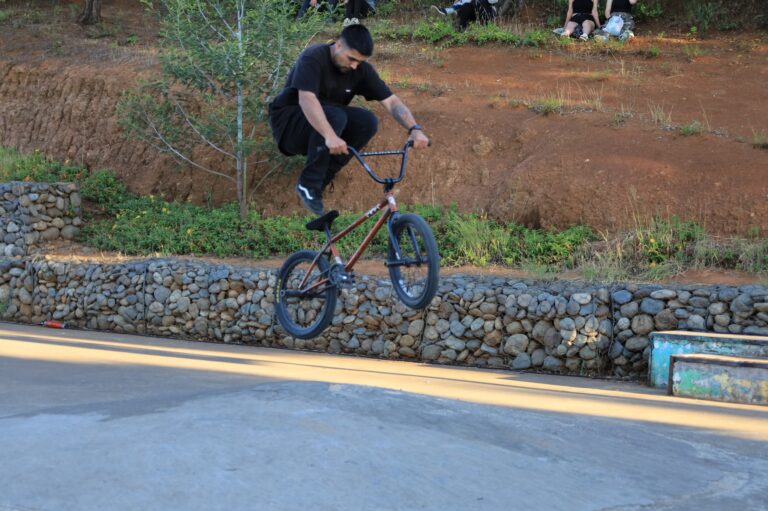 Éxito total en el campeonato nocturno de BMX en el Skate Park