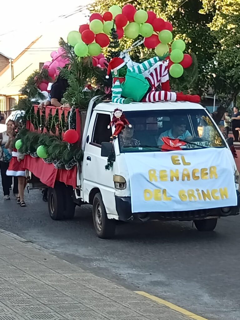 Carros Alegóricos Iluminan la Plaza de Collipulli en Vísperas Navideñas