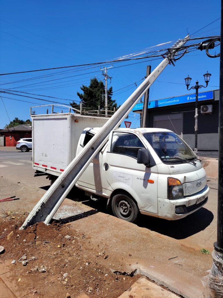 COLLIPULLI: CAÍDA DE POSTE DE LUZ SOBRE VEHÍCULO EN CERRO CON O’CARROL
