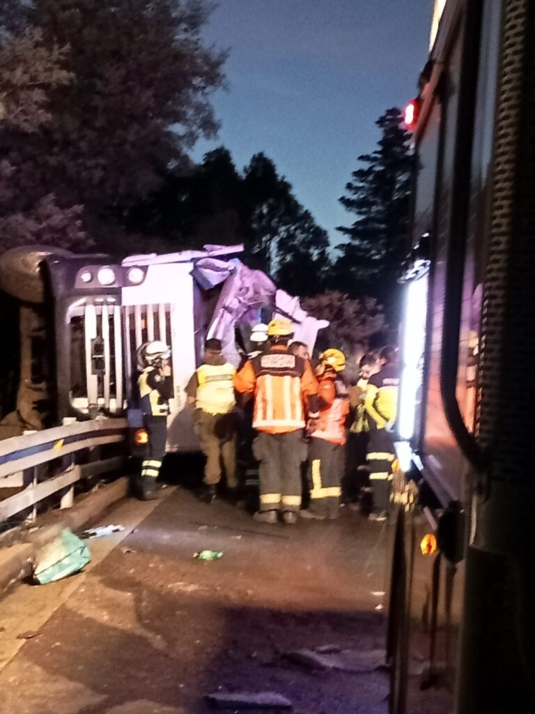 UN MUERTO TRAS VOLCAMIENTO DE CAMION EN RUTA 5